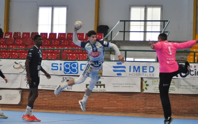 El Trops Málaga cae en la cancha del Benidorm y agrava su crisis (36-23)